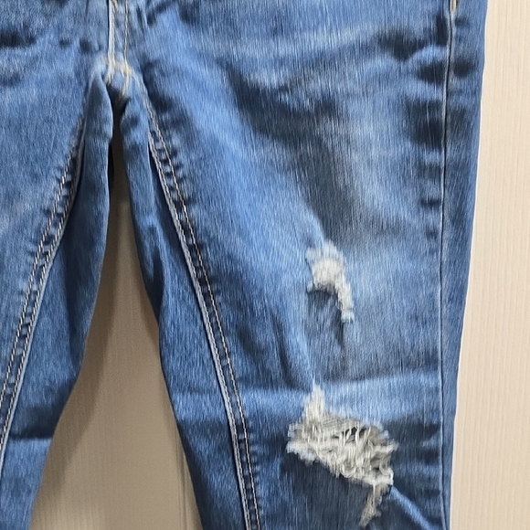 Distressed Cropped Jeans - Picture 6 of 16